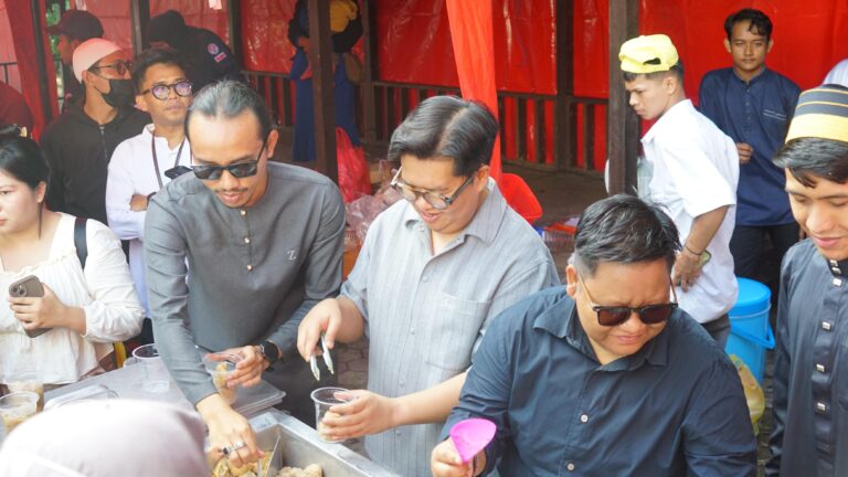 War Takjil di Tenggarong, Rendi Solihin Bagikan Takjil Bersama Irfan Ghafur dan Kak Gem